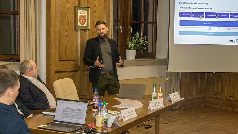 Auftakt zur kommunalen Wärmeplanung in Rieneck: Bayernwerk-Projektleiter Tobias Eckardt erläuterte Inhalt und geplante Schritte zum Ziel. Auftakt zur kommunalen Wärmeplanung in Rieneck: Bayernwerk-Projektleiter Tobias Eckardt erläuterte Inhalt und geplante Schritte zum Ziel.