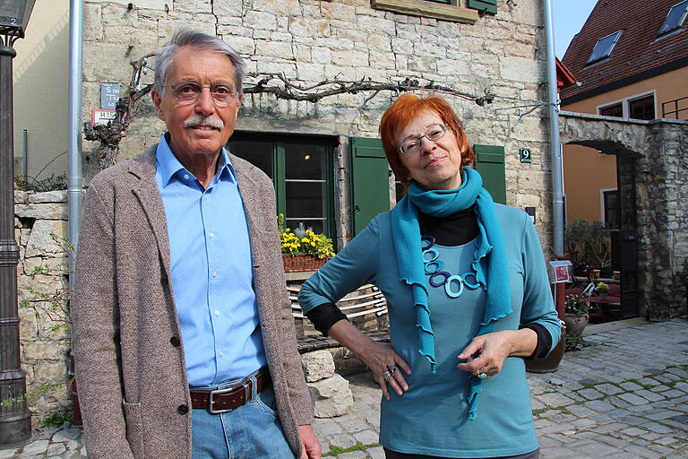 In Sommerhausen finden erstmals parallel zwei Veranstaltungen statt: die bekannten 'Kunsttage' und die 'Kunstwege'. Dieter Neuser und Trude Wellstein sind Mitorganisatoren der 'Kunstwege'. In Sommerhausen finden erstmals parallel zwei Veranstaltungen statt: die bekannten 'Kunsttage' und die 'Kunstwege'. Dieter Neuser und Trude Wellstein sind Mitorganisatoren der 'Kunstwege'.
