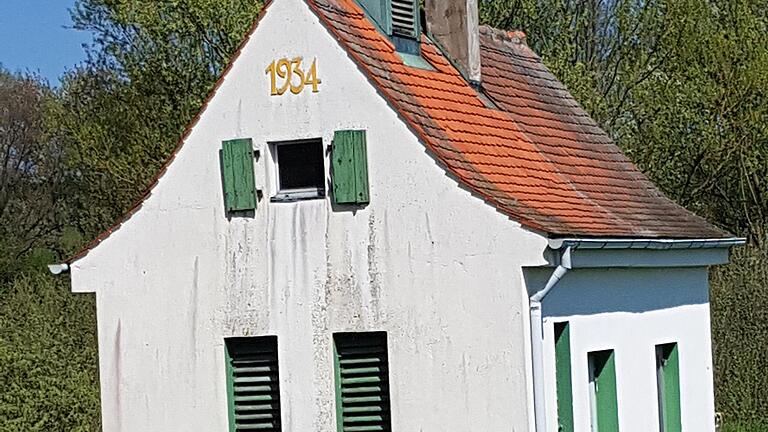 Das 1934 im Steinmarker Wiesengrund errichtete Wasserhäuschen pumpt das Wasser von der 'Steinbrunnenquelle' in den Hochbehälter am Trieb.&nbsp;