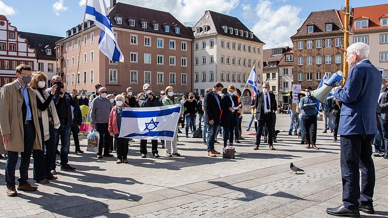 Bei einer Kundgebung auf dem Marktplatz in Würzburg sprach unter anderem Josef Schuster,&nbsp;Präsident des Zentralrats der Juden in Deutschland, vor rund 100 Zuschauerinnen und Zuschauern.