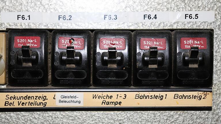 Die elektrischen Sicherungen wie hier im Raum des Fahrdienstleiters sind wie die gesamte Haustechnik reif fürs Museum. Die elektrischen Sicherungen wie hier im Raum des Fahrdienstleiters sind wie die gesamte Haustechnik reif fürs Museum.