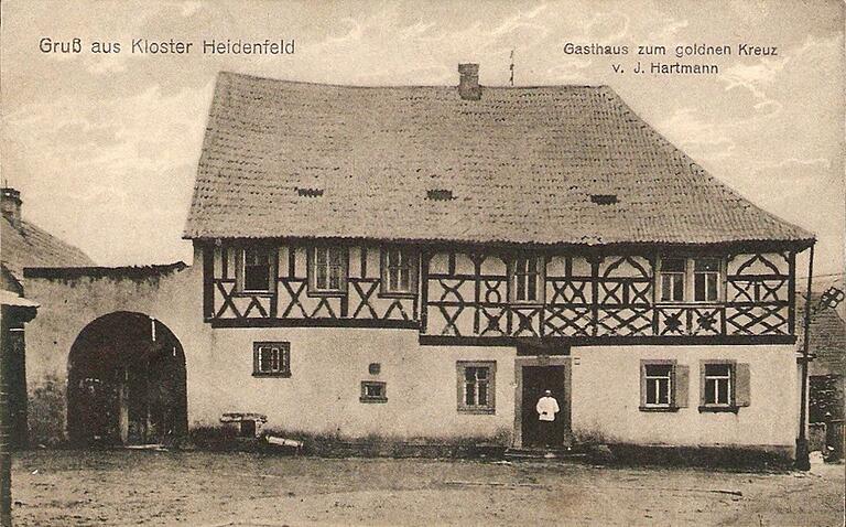 Das alte Gasthaus zum Goldenen Kreuz in Heidenfeld vor 1920. Der älteste Teil stammt aus dem 16. Jahrhundert. Die neue Eigentümerin ist die Gemeinde Röthlein. Eine Nachnutzung wird in einem Arbeitskreis des Gemeinderats gesucht.