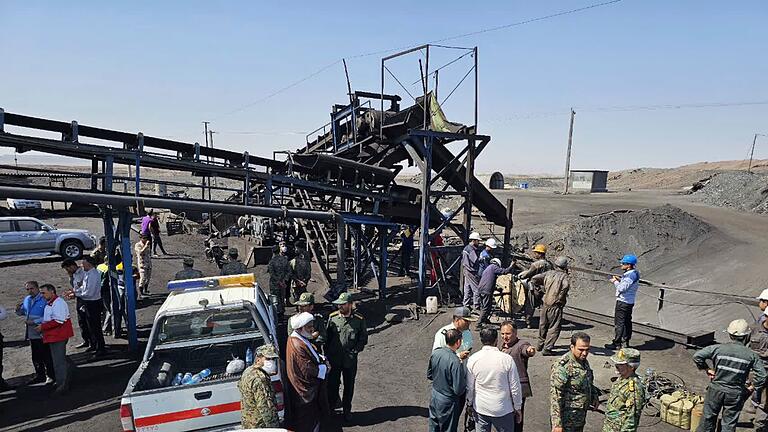 Mindestens 30 Tote nach Gasexplosion im Iran       -  Bergleute und Polizisten am Standort der Kohlemine.