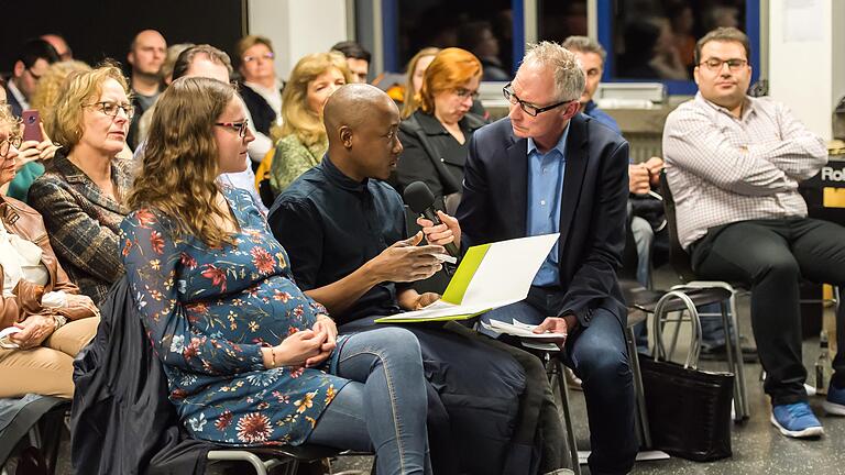 Was Student Georges Guillaume Gambadatoun in Schweinfurt erlebte, hat die Besucher der Podiumsdiskussion gegen Rassismus und Diskriminierung im Bayernkolleg wohl am meisten bewegt.&nbsp;