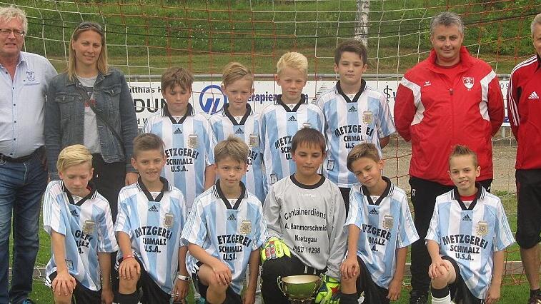 Dreibergschule Knetzgau holt den Landkreispokal       -  Für das Fußball-Landkreisfinale in Haßfurt hatten sich acht Grundschulen qualifiziert. In der Vorrunde setzten sich Ebern, Haßfurt, Knetzgau und Ebelsbach durch. Nach den Halbfinalspielen (Knetzgau &ndash; Haßfurt 5:4 nach Neunmeter-Schießen, Ebern &ndash; Ebelsbach 4:3 nach Neunmeter-Schießen) sicherte sich Haßfurt mit einem Sieg über Ebelsbach den dritten Platz. Das Endspiel bestritten die Grundschüler aus Knetzgau und Ebern. Die Dreibergschule Knetzgau setzte sich nach einem spannenden Spiel letztlich mit 2:0 gegen Ebern durch und holte sich den Landkreispokal. Das Bild zeigt das siegreiche Team aus Knetzgau sowie (von links) Fritz Hahn (Geschäftsführer Sport im Landkreis), Lehrerin Nina Fuchs, Betreuer Stefan Thurn und Kreisschulobmann Franz Trapp, der das Turnier organisiert hatte. (ht)