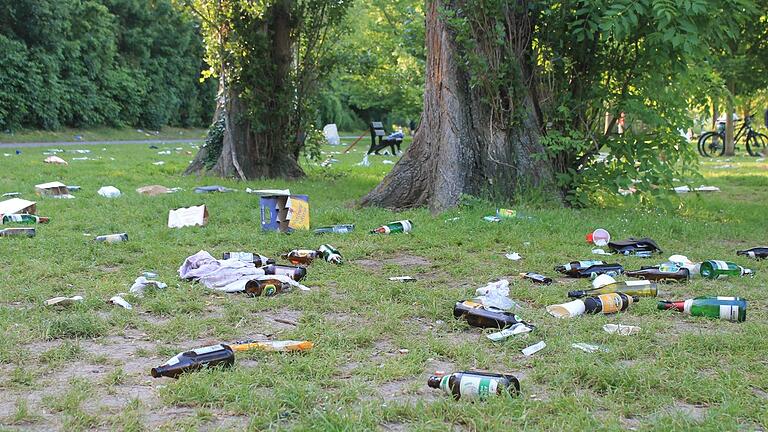 Flaschen, Becher, Verpackungen: An Fronleichnam hat eine Anwohnerin diese Zustände fotografiert.