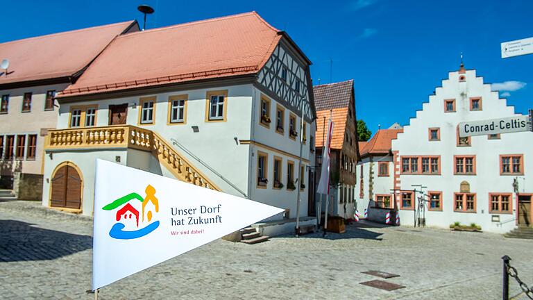 Der Marktplatz von Wipfeld mit dem Rathaus (links).