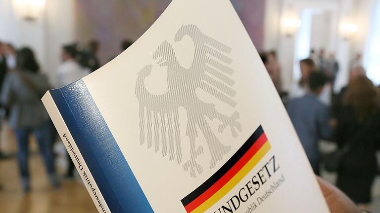 Eine Ausgabe des Grundgesetzes.jpeg       -  Die Basis für das Gemeinwesen: das Grundgesetz der Bundesrepublik Deutschland.