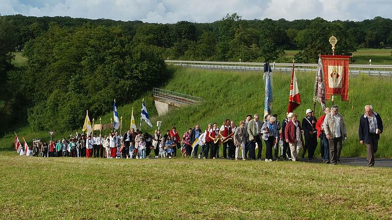 Die etwa 110 Prozessions-Teilnehmer auf dem Weg von der Bimbacher Straße zur Leite.