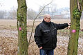 Klaus Schebler zeigt die Bäume auf dem Hochwasserdamm, die gefällt werden. Auf den Feld dahinter soll das neue Feuerwehrgerätehaus entstehen. Aber dazu haben Klaus Schenbler und Fabian Nöth von Neue Wege noch einige Fragen.  Foto: Thomas Malz       -  Klaus Schebler zeigt die Bäume auf dem Hochwasserdamm, die gefällt werden. Auf den Feld dahinter soll das neue Feuerwehrgerätehaus entstehen. Aber dazu haben Klaus Schenbler und Fabian Nöth von Neue Wege noch einige Fragen.  Foto: Thomas Malz
