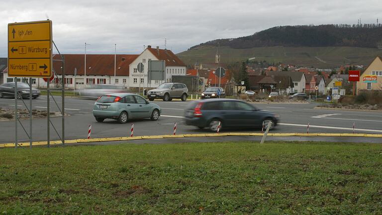 Die Überquerung der Bundesstraße 8 bei Iphofen ist für viele Autofahrer zum Wagnis geworden. Der Unfallschwerpunkt soll deshalb mit einem Kreisverkehr entschärft werden.