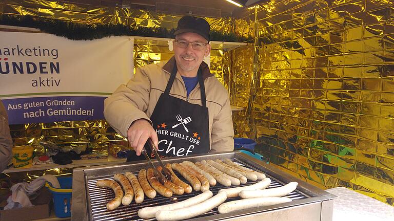 Die Besucher werden vom Verein Stadtmarketing mit Grillwürsten und Glühwein versorgt. Auch Jürgen Lippert unterstützt die Aktion als Grillmeister.