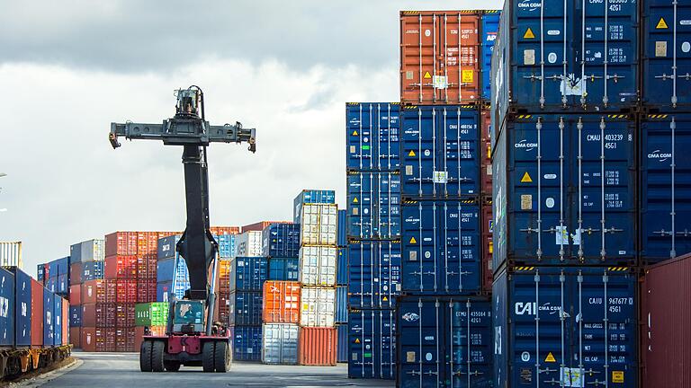 Containerverladung bei der Firma Translog an der Ernst-Sachs-Straße.