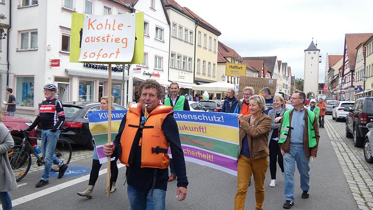 Etwa 120 Demonstranten zogen am Freitagmittag nach Aufruf der Parents for Future durch Haßfurt. Laut Polizei gab es keine Zwischenfälle.