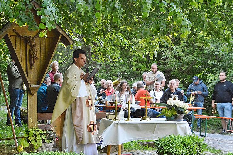 Am sogenannten  Imkerkreuz in der Flurgemarkung von Wülfershausen fand im Rahmen der traditionelle Hagelprozession ein Gottesdienst mit Pater Silvestor statt. Daran nahmen die Gläubigen aus Eichenhausen, Saal und Wülfershausen teil.