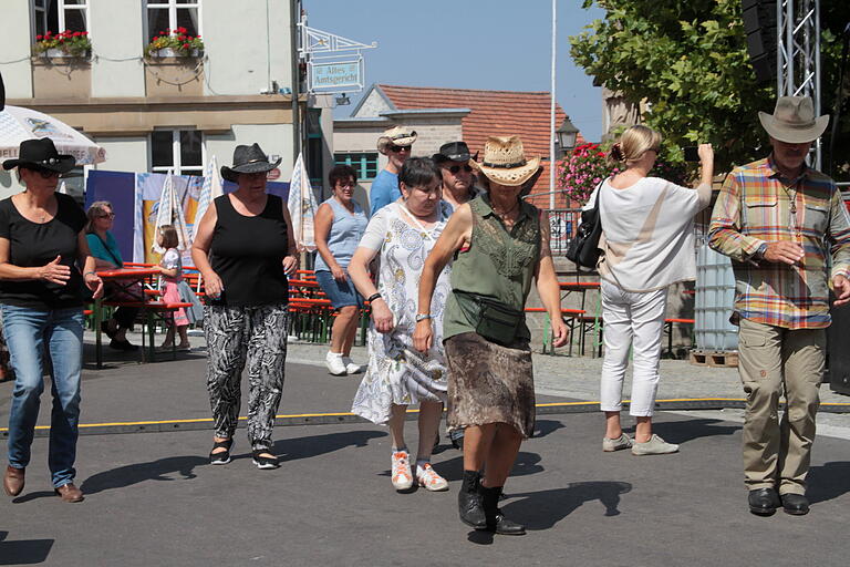 'Linedance' gehört zu den Biertagen wie selbstverständlich dazu. 'Linedance' gehört zu den Biertagen wie selbstverständlich dazu.