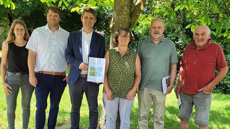 Die Flächenpflege in Sondheim geht vom ALE auf die Stadt über. Im Bild (von links) Sabrina Köhler (Landratsamt), Felix Lang (ALE), Bürgermeister Michael Kraus , Karin Bischoff (ALE), Harry Eckardt (örtlich. Beauftragter TG Sondheim) und Rainer Kohl (Wegebaumeister TG Sondheim).