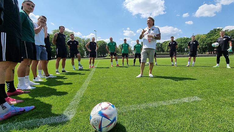 Ansprache beim Trainingsauftakt im Juni: FC-05-Boss Markus Wolf stellte der neuen Mannschaft sich und seine Ziele vor.