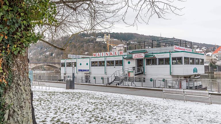 Blick auf die Mainkuh am Würzburger Willy-Brandt-Kai. Das bekannte Gastronomieschiff, das 1961 gebaut wurde, steht zum Verkauf.&nbsp;