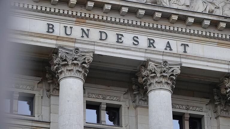 Bundesrat - Der Bundesrat hatte den Teil des sogenannten Sicherheitspakets, das unter strengen Voraussetzungen eine Erweiterung der Internet-Befugnisse der Sicherheitsbehörden vorsieht, gekippt. (Archivbild) Bundesrat - Der Bundesrat hatte den Teil des sogenannten Sicherheitspakets, das unter strengen Voraussetzungen eine Erweiterung der Internet-Befugnisse der Sicherheitsbehörden vorsieht, gekippt. (Archivbild)