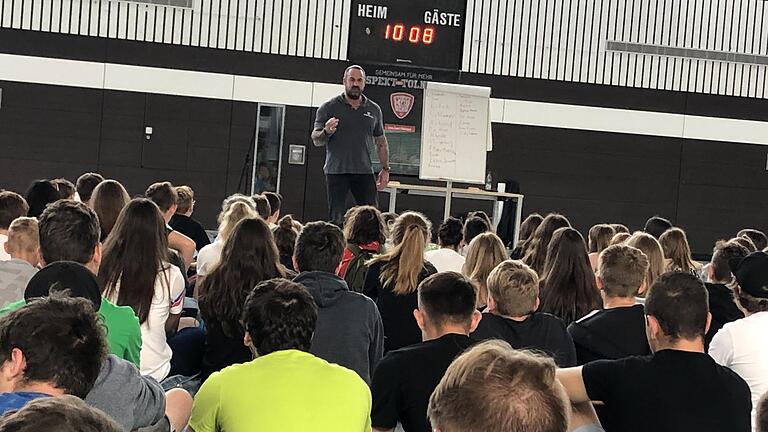 Gebannt lauschten die Schüler den eindrucksvollen und eindringlichen Worten von Anti-Mobbing-Trainer Carsten Stahl.