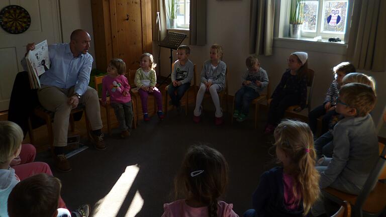 Bundestagsabgeordneter Alexander Hoffmann zu Besuch im Mehrgenerationenhaus in Binsfeld. Bundestagsabgeordneter Alexander Hoffmann zu Besuch im Mehrgenerationenhaus in Binsfeld.