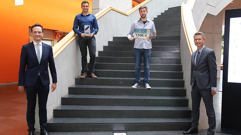 Landrat Florian Töpper (links) und Oberbürgermeister Sebstian Remelé (rechts) mit den Gewinnern des&nbsp; Schweinfurter Zukunftspreises 2021, Manuel Hüebner und Patrick Fromm (oben von links). Sie sind Studenten an der Hochschule Heilbronn im Studiengang Mechatronik und Robotik. Der Zukunftspreis ist mit 1500 Euro dotiert.