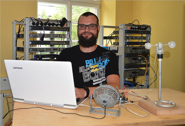 Fabian Schmitt von der Berufsfachschule „Technischer Assistent für Informatik“ bei der Programmierung der Wetterstation.