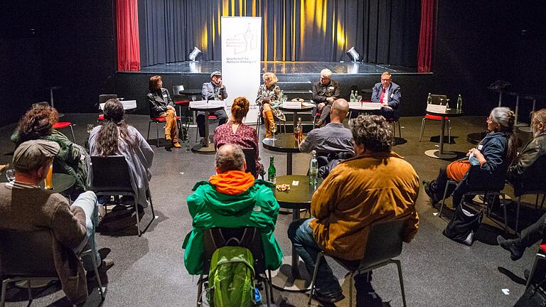 Wie geht es mit der Kultur weiter? Beim Podiumsgespräch im Würzburger Bockshorn diskutierten darüber&nbsp; (von links) Angelika Summa, Mathias Repiscus, Stephanie Böhm, Markus Trabusch und Volkmar Halbleib.