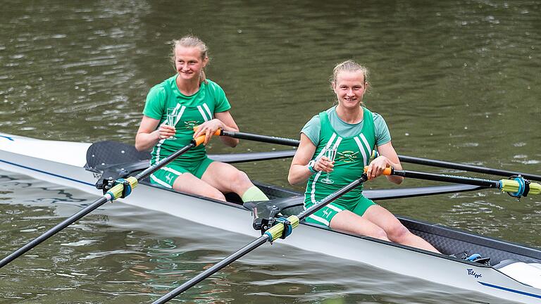 Die Zwillingsschwestern Marion und Johanna Reichardt stoßen im April 2022 mit einem Glas Sekt im neuen Ruderboot an, als der ARCW zehn neue Boote taufte.