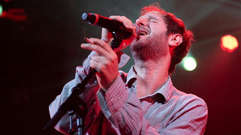 Emotionale Songs über Lieben und Leiden:&nbsp; Michael Marco Fitzthum und die Wiener Indie-Band Wanda begeisterten 3000 Fans in der Würzburger Posthalle.