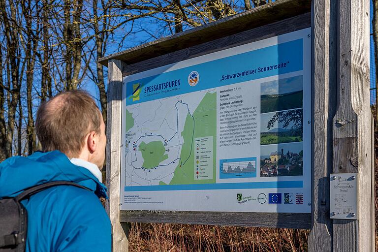 Spessartspur 'Schwarzenfelser Sonnenseite': Blick auf eine Übersichtstafel am Startpunkt des Wanderweges. Spessartspur 'Schwarzenfelser Sonnenseite': Blick auf eine Übersichtstafel am Startpunkt des Wanderweges.