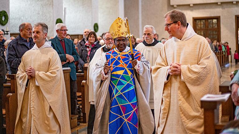 Der Weltmissionssonntag in der Abtei Münsterschwarzach hat dieses Jahr das Gastland Indien thematisiert. Dem Gottesdienst stand Bischof Sebastian Thekethecheril aus dem indischen Bistum Vijayapuram vor.