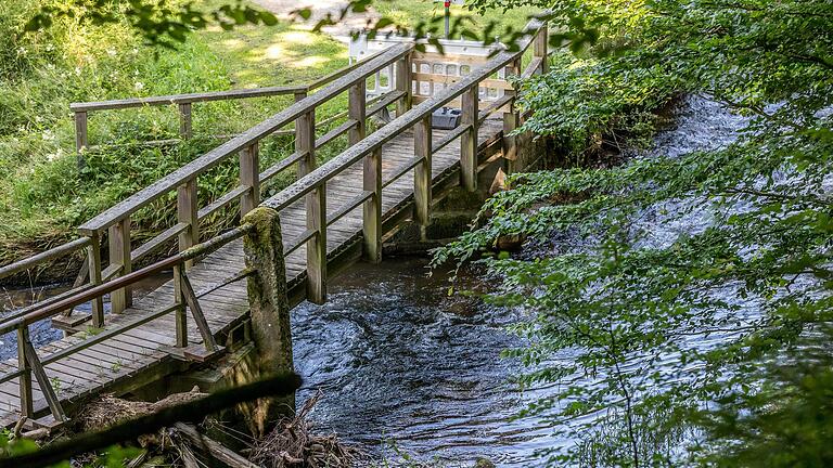 Zu Beginn des Wanderweges läuft man an der Sinn entlang.