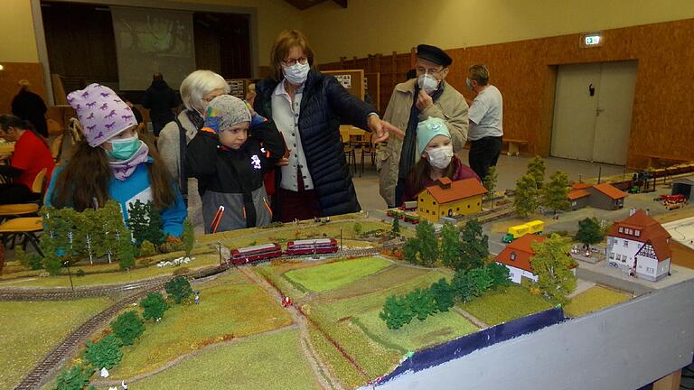 Für das Modell des ehemaligen Gaukönigshöfer Bahnhofs, das in der Gelchsheimer Deutschherren-Halle aufgebaut war, interessierten sich kleine und große Besucher.