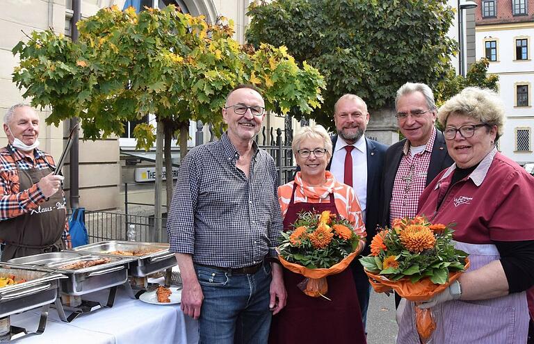 Für die beiden Ehrenamtlichen Gitti Krüger und Helga Becker hatte Landrat Thomas Eberth Blumensträuße als Dankeschön dabei (von links): Bernhard Christof vom Diözesan-Caritasverband, Landrat Thomas Eberth und Fördervereinsvorsitzender Paul Lehrieder.