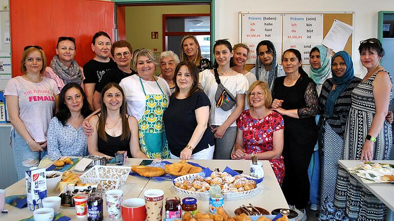 Mitten unter den Frauen haben die beiden Besucherinnen aus Bad Neustadt (letzte Reihe, Mitte) gleich einen Eindruck vom Café international bekommen. Mitten unter den Frauen haben die beiden Besucherinnen aus Bad Neustadt (letzte Reihe, Mitte) gleich einen Eindruck vom Café international bekommen.