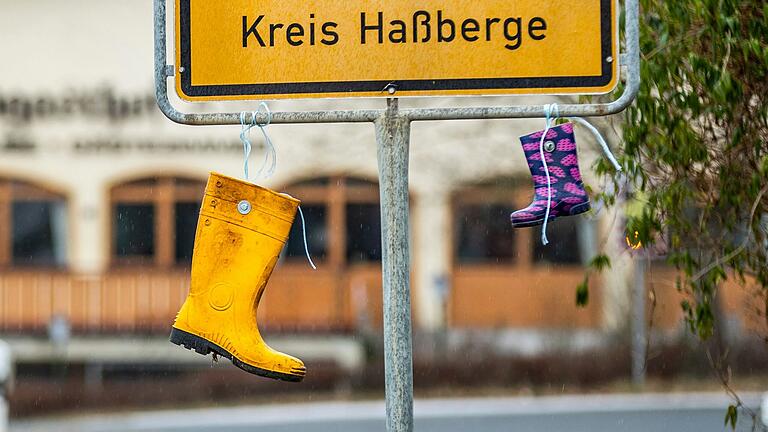 In der Chat-Gruppe geht es immer wieder um das 'Aufhängen'. Nicht immer ist klar, ob damit die Gummistiefel an Ortsschildern gemeint sind (Symbolbild). In der Chat-Gruppe geht es immer wieder um das 'Aufhängen'. Nicht immer ist klar, ob damit die Gummistiefel an Ortsschildern gemeint sind (Symbolbild). 