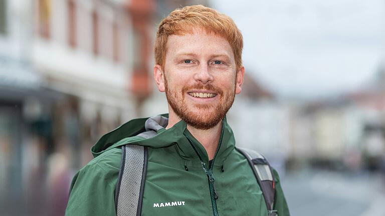 Jan-Philipp Schäfer wohnt in der Zellerau. Nachdem er auf dem Land aufgewachsen ist, kennt er die Vorteile von Stadt und Land. Jan-Philipp Schäfer wohnt in der Zellerau. Nachdem er auf dem Land aufgewachsen ist, kennt er die Vorteile von Stadt und Land.