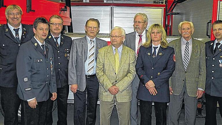Mitgliederehrung bei der Veitshöchheimer Feuerwehr: Vereinsvorsitzender Gerhard Ferschke, Kommandant Robert Röhm, Thomas Weber (40 Jahre), Georg Richter (50), Ewald Röhm (65), Bürgermeister Rainer Kinzkofer, Heike Röhm (25), Albrecht Brand (40) und stellvertretender zweiter Kommandant Michael Birk. Mitgliederehrung bei der Veitshöchheimer Feuerwehr: Vereinsvorsitzender Gerhard Ferschke, Kommandant Robert Röhm, Thomas Weber (40 Jahre), Georg Richter (50), Ewald Röhm (65), Bürgermeister Rainer Kinzkofer, Heike Röhm (25), Albrecht Brand (40) und stellvertretender zweiter Kommandant Michael Birk.