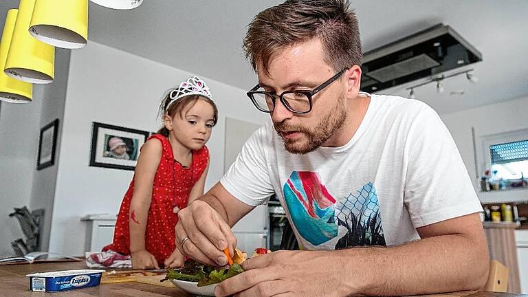 Gemeinsam ist's am schönsten: Papa Daniel Staffen-Quandt macht „Käfer Konrad“ zum Abendbrot, Carlotta schaut zu. Gemeinsam ist's am schönsten: Papa Daniel Staffen-Quandt macht „Käfer Konrad“ zum Abendbrot, Carlotta schaut zu.