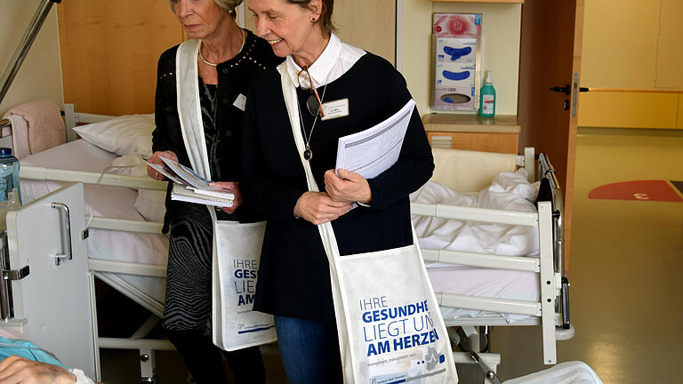Erika Pott, Patientenfürsprecherin, und Eva Metz, Beauftragte für Patientenzufriedenheit, besuchten anlässlich des Aktionstags die Patienten in Lohr und Marktheidenfeld an ihren Krankenbetten. Erika Pott, Patientenfürsprecherin, und Eva Metz, Beauftragte für Patientenzufriedenheit, besuchten anlässlich des Aktionstags die Patienten in Lohr und Marktheidenfeld an ihren Krankenbetten.