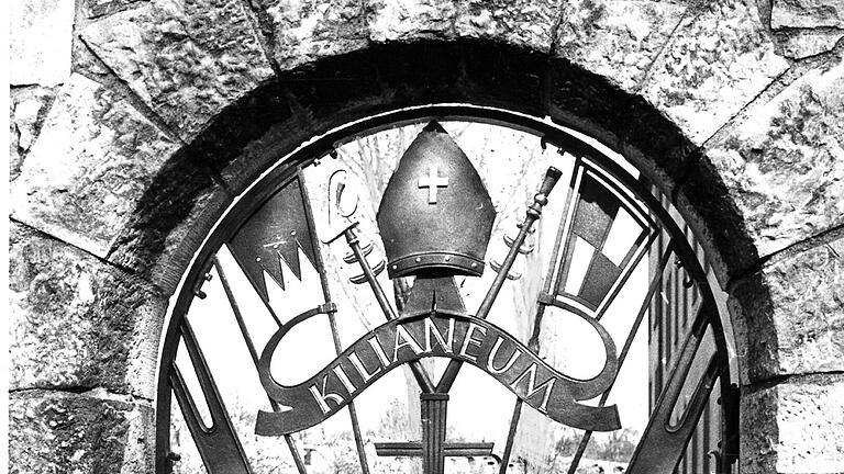 Die historische Aufnahme zeigt ein Portal zum Würzburger Kilianeum. Zwei weitere Knabeninternate gab es in Miltenberg und Bad Königshofen. Heute werden die Häuser der Diözese Würzburg anders genutzt. Am Dienstag wird bekanntgegeben, ob es in den katholischen Einrichtungen Missbrauchsvorwürfe gab. Dazu wurden die Aktenbestände gesichtet. Die historische Aufnahme zeigt ein Portal zum Würzburger Kilianeum. Zwei weitere Knabeninternate gab es in Miltenberg und Bad Königshofen. Heute werden die Häuser der Diözese Würzburg anders genutzt. Am Dienstag wird bekanntgegeben, ob es in den katholischen Einrichtungen Missbrauchsvorwürfe gab. Dazu wurden die Aktenbestände gesichtet. 