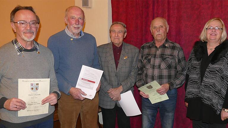 Dieter Rasp (von links), Karl Wolf, Christian Greifenstein und Heinrich Klausnitzer wurden von der Sängerguppenvorsitzenden Elke Kuhn geehrt.