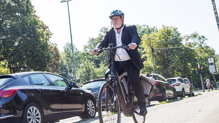 Mann auf Pedelec.jpeg       -  Die Fahrradbranche entwickelt sich. Hier erfahren Sie aktuelle Trends.