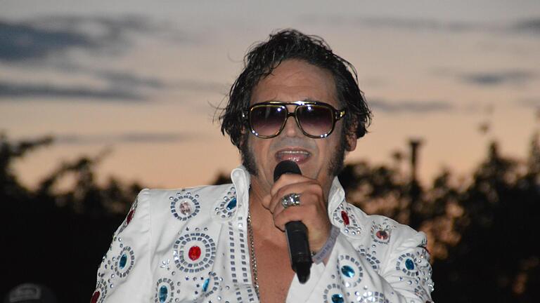 Duke Elvis (alias Holger Schmitt-Pawlik) – ein echter Engenthaler – trat beim Angerfest in Engenthal auf.       -  Duke Elvis (alias Holger Schmitt-Pawlik) – ein echter Engenthaler – trat beim Angerfest in Engenthal auf.