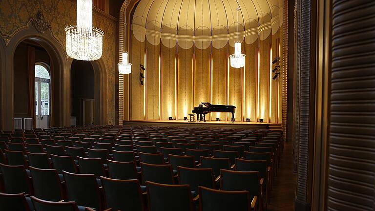 Sechs vielversprechende junge Pianistinnen und Pianisten im Alter von maximal 27 Jahren werden jedes Jahr nach Bad Kissingen eingeladen, um sich im Rossini-Saal – benannt nach dem 1856 dort kurenden italienischen Komponisten – mit einem Solo-Rezit...       -  Sechs vielversprechende junge Pianistinnen und Pianisten im Alter von maximal 27 Jahren werden jedes Jahr nach Bad Kissingen eingeladen, um sich im Rossini-Saal – benannt nach dem 1856 dort kurenden italienischen Komponisten – mit einem Solo-Rezital nach eigener Wahl zu präsentieren.