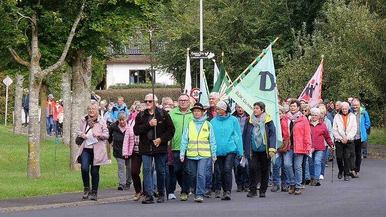 Bei der DJK-Diözesanwallfahrt Würzburg führte Norbert Wendel mit dem Kreuz voraus die Wallfahrenden an. Rechts neben dem Kreisvorsitzenden des DJK-Werntalkreises ist Karin Müller, die Vorsitzende des DJK-Diözesanverbands in der Diözese Würzburg. Hier kommen die Wallfahrer in Arnstein an.