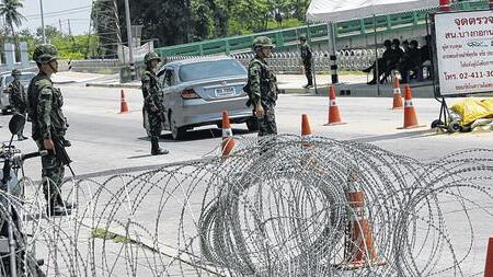 Das Militär hat in Thailand die Macht übernommen: Bewaffnete Soldaten bewachen einen Kontrollpunkt bei Bangkok.