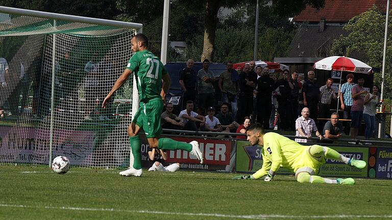 Eiskalt wie immer: Schweinfurts Torjäger Adam Jabiri umkurvt Regensburgs Keeper André Weis und trifft zum 0:1.